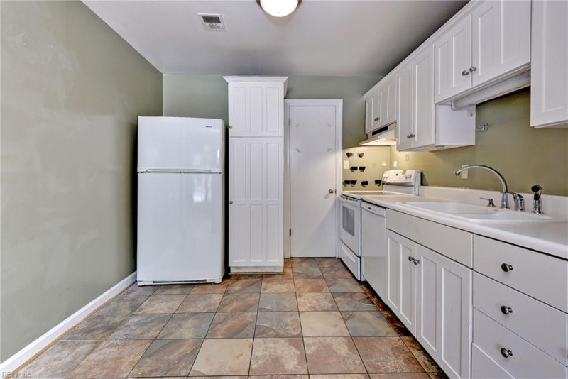 Photo 8 of 39 residential for sale in Newport News virginia