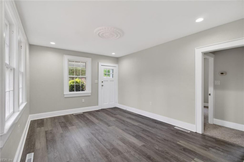 Photo 5 of 28 residential for sale in Chesapeake virginia