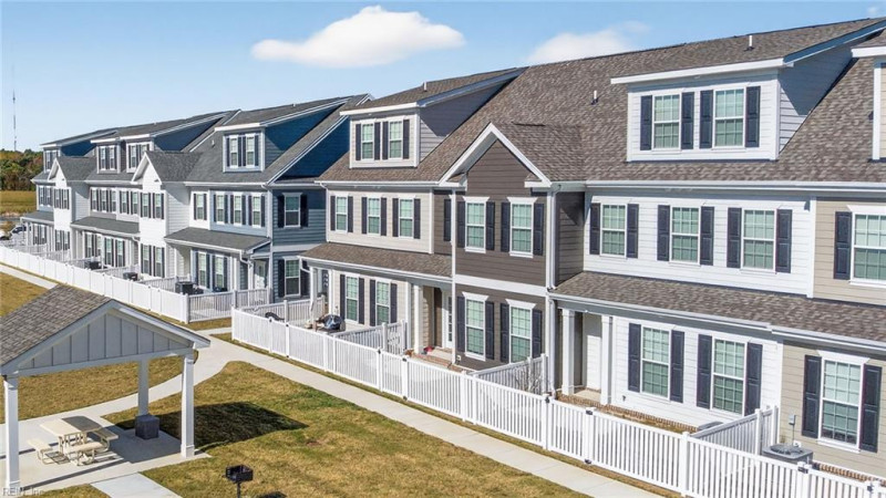 Photo 4 of 28 residential for sale in Chesapeake virginia