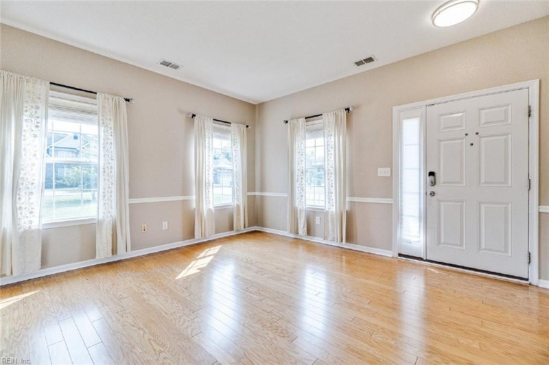 Photo 7 of 38 residential for sale in Suffolk virginia