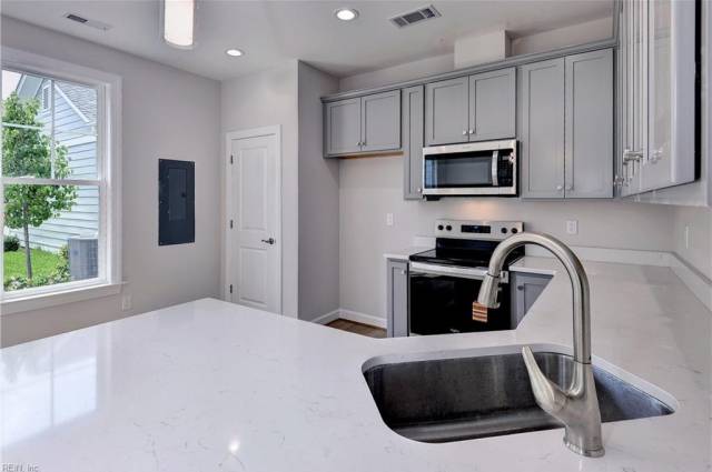 UPGRADE CABINETS & QUARTZ COUNTERS