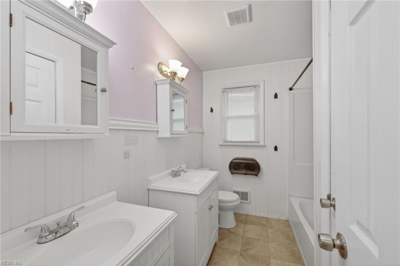 Photo 11 of 26 residential for sale in Chesapeake virginia