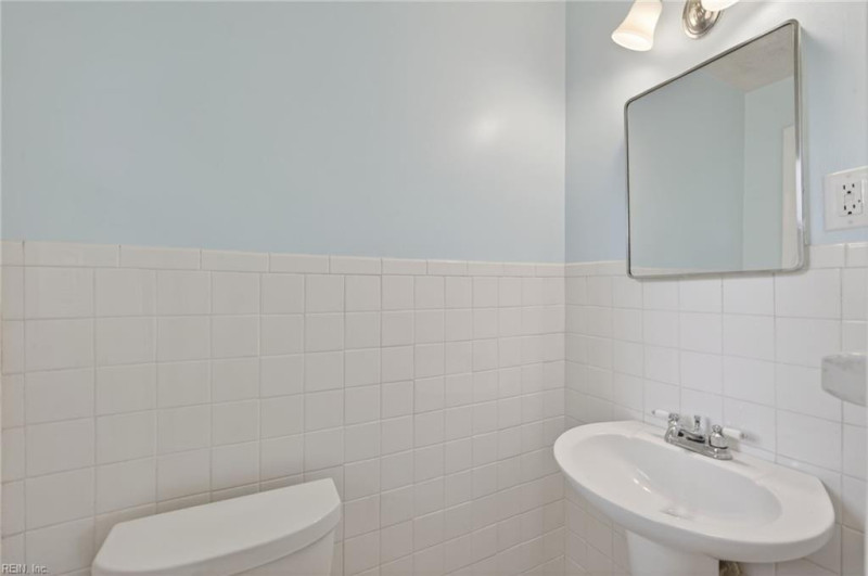 Photo 15 of 26 residential for sale in Chesapeake virginia