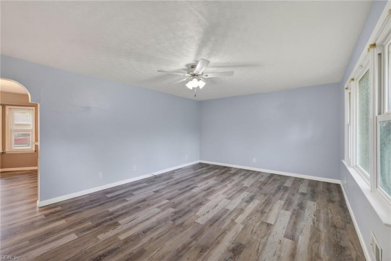 Photo 4 of 26 residential for sale in Chesapeake virginia