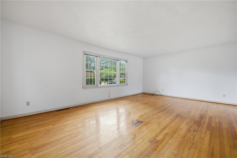 Photo 4 of 42 residential for sale in Virginia Beach virginia