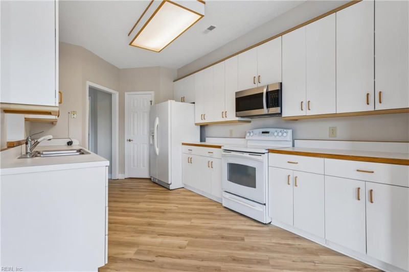 Photo 17 of 42 residential for sale in Hampton virginia