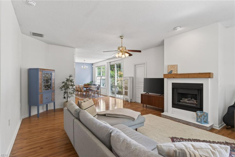 Photo 4 of 34 residential for sale in Virginia Beach virginia