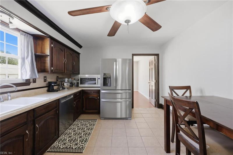 Photo 16 of 36 residential for sale in Chesapeake virginia