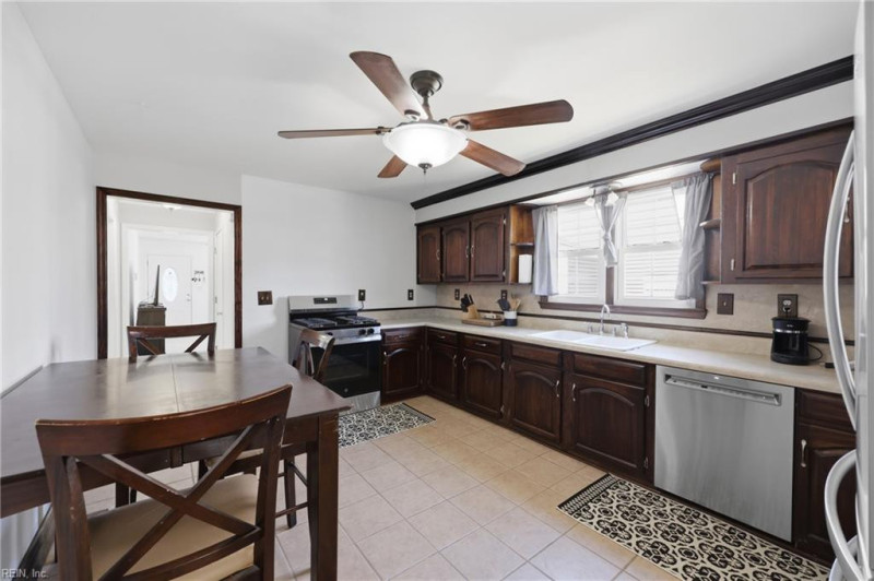 Photo 17 of 36 residential for sale in Chesapeake virginia