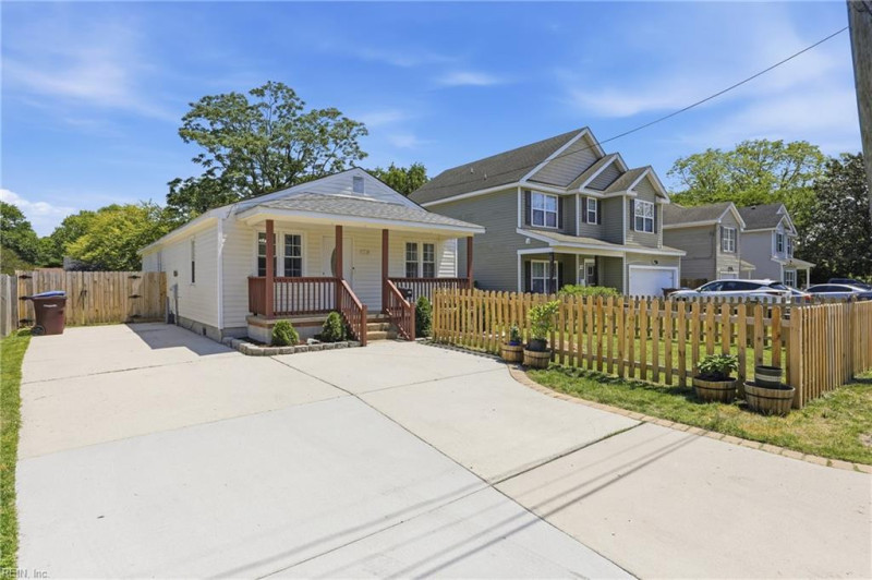 Photo 2 of 36 residential for sale in Chesapeake virginia
