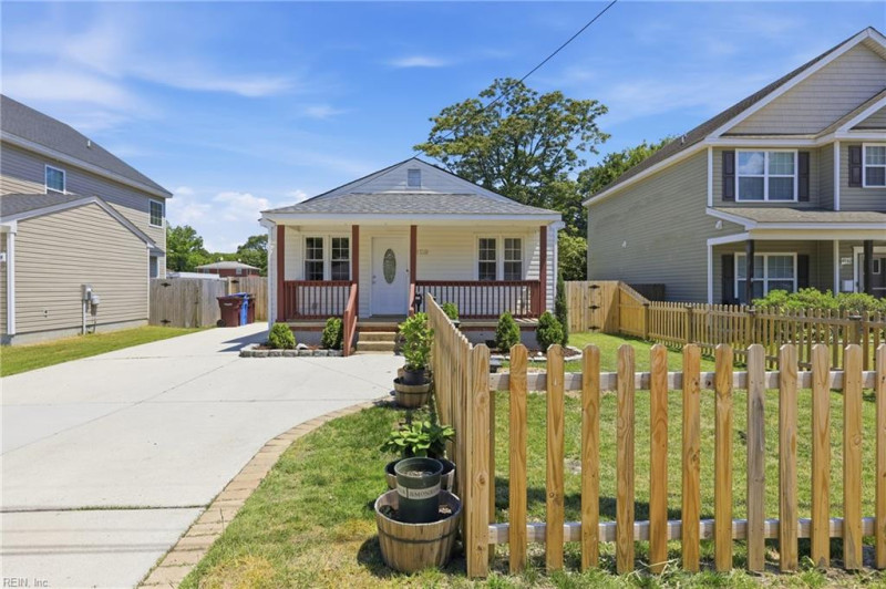 Photo 3 of 36 residential for sale in Chesapeake virginia