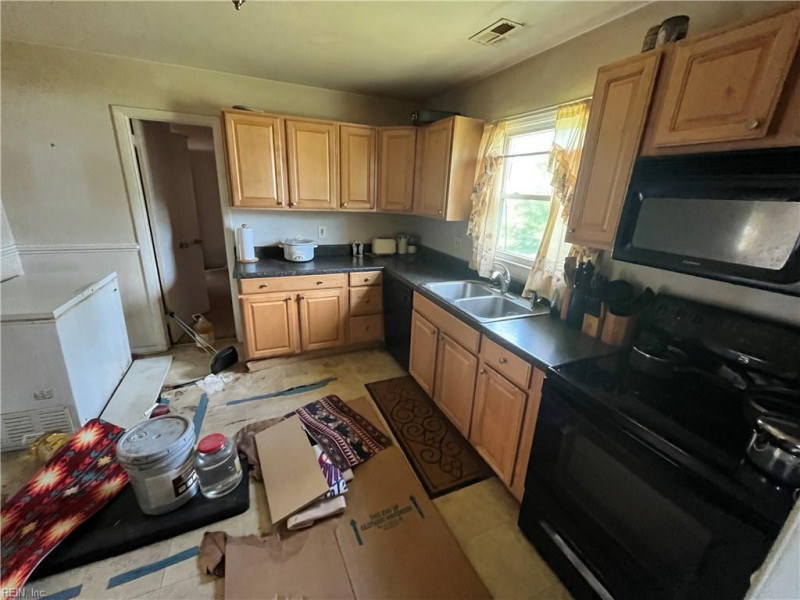 Photo 5 of 11 residential for sale in Hampton virginia