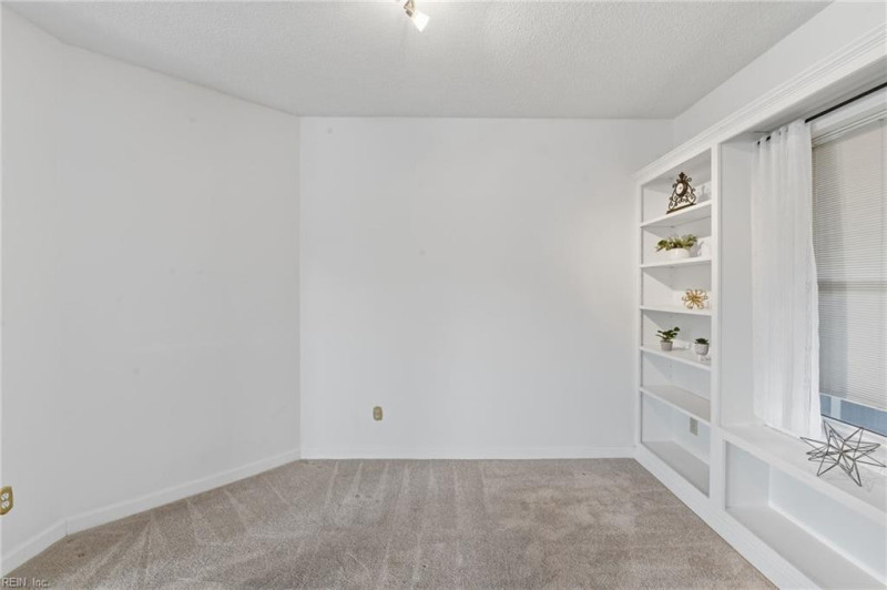 Photo 13 of 40 residential for sale in Hampton virginia