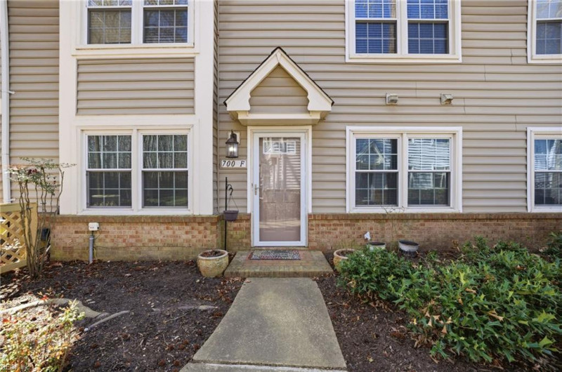 Photo 2 of 18 residential for sale in Chesapeake virginia