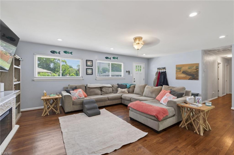 Photo 4 of 31 residential for sale in Virginia Beach virginia