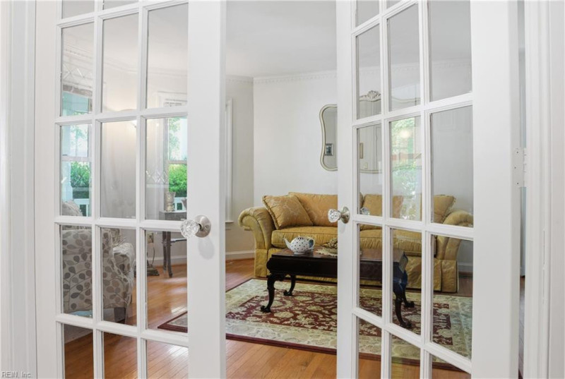 Photo 4 of 31 residential for sale in Chesapeake virginia