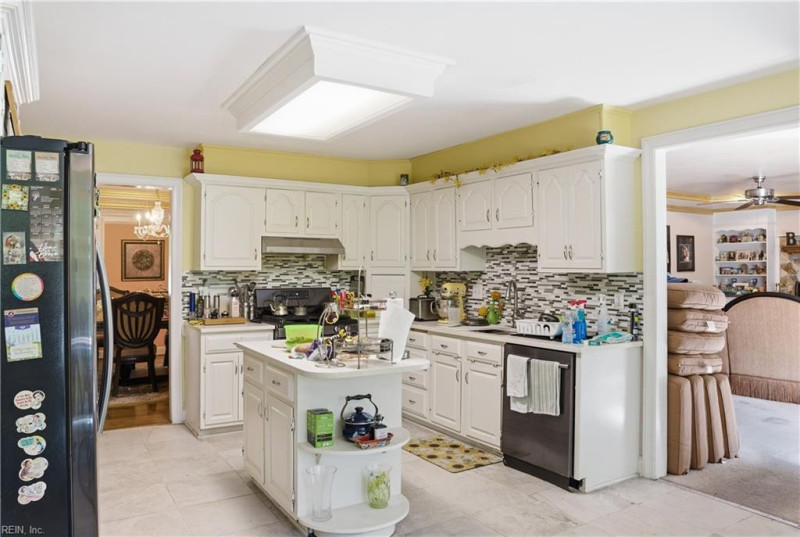 Photo 6 of 31 residential for sale in Chesapeake virginia