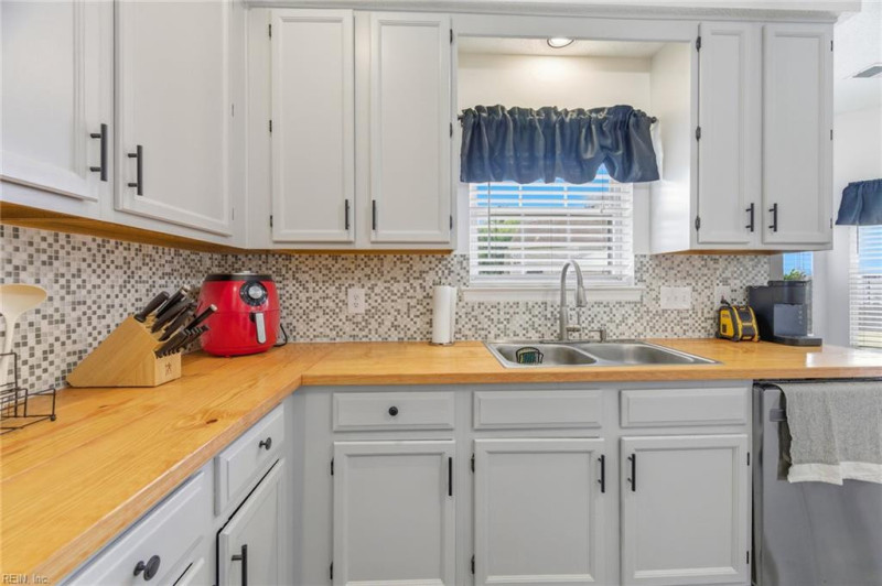 Photo 14 of 35 residential for sale in Suffolk virginia