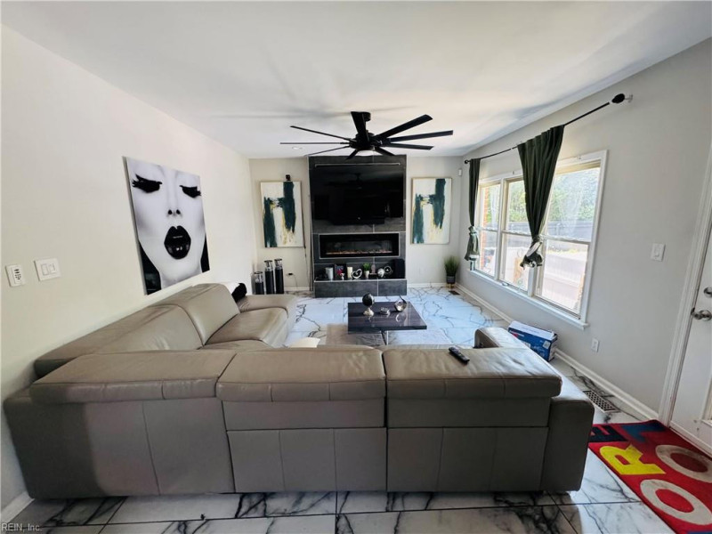 Photo 15 of 26 residential for sale in Chesapeake virginia