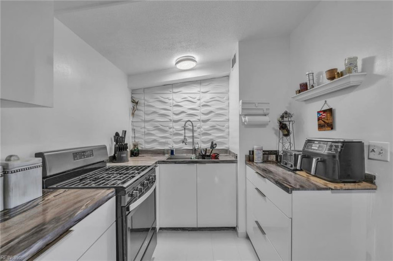 Photo 14 of 20 residential for sale in Virginia Beach virginia