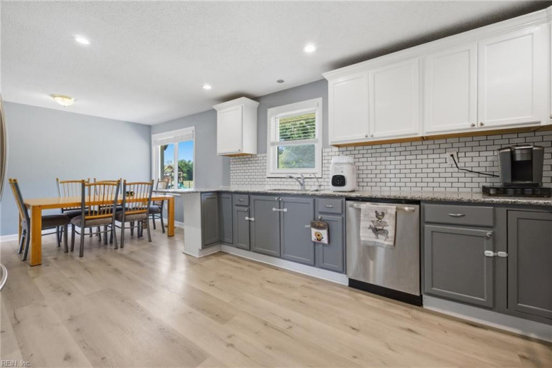 Photo 10 of 41 residential for sale in Chesapeake virginia