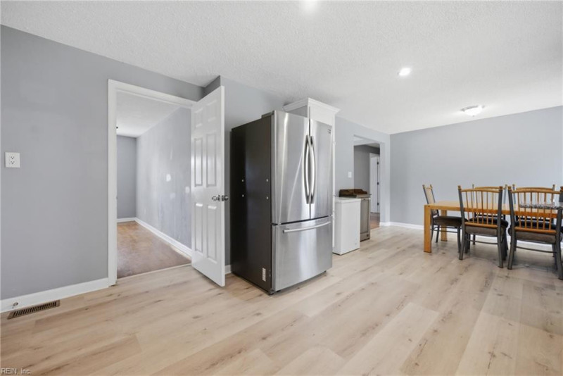 Photo 11 of 41 residential for sale in Chesapeake virginia