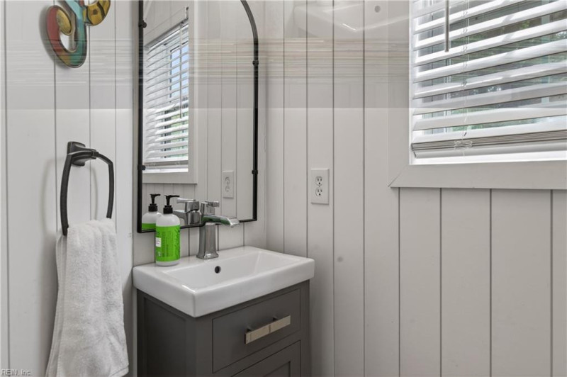 Photo 10 of 34 residential for sale in Virginia Beach virginia