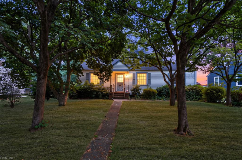 Photo 2 of 40 residential for sale in Portsmouth virginia