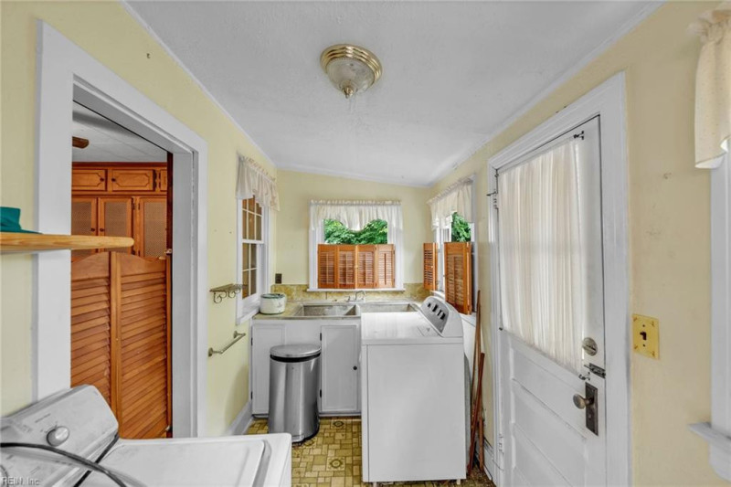 Photo 29 of 40 residential for sale in Portsmouth virginia
