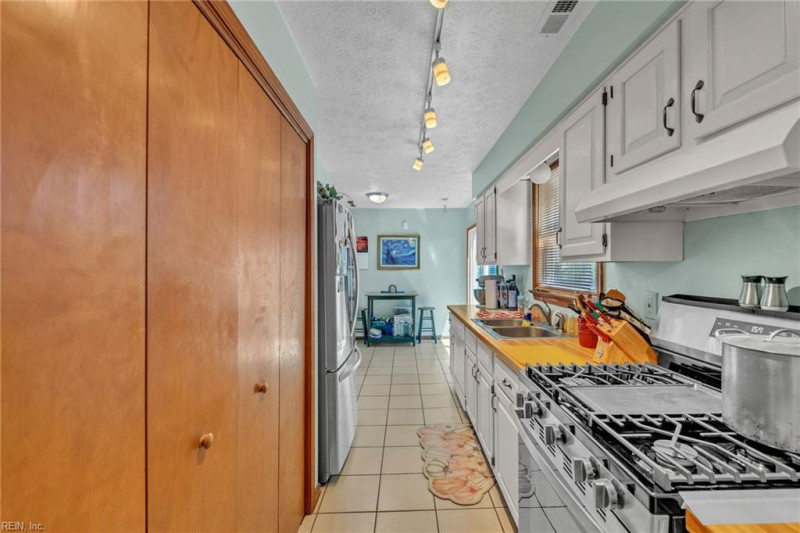 Photo 11 of 19 residential for sale in Hampton virginia