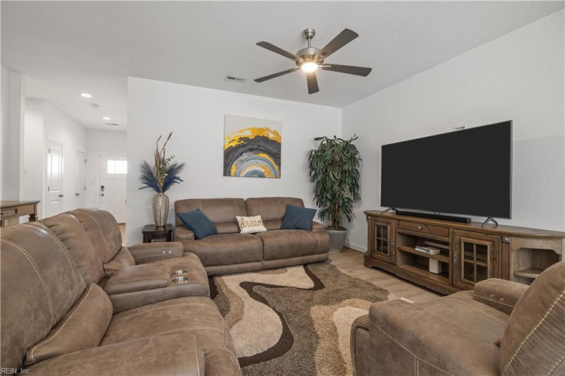 Photo 5 of 39 residential for sale in Chesapeake virginia