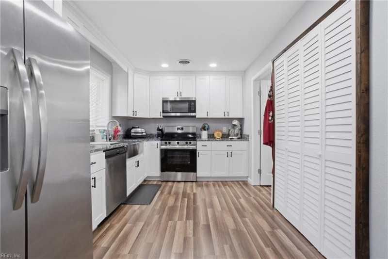 Photo 10 of 41 residential for sale in Chesapeake virginia