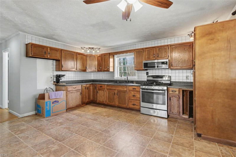 Photo 11 of 43 residential for sale in Gloucester County virginia