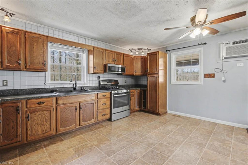 Photo 12 of 43 residential for sale in Gloucester County virginia
