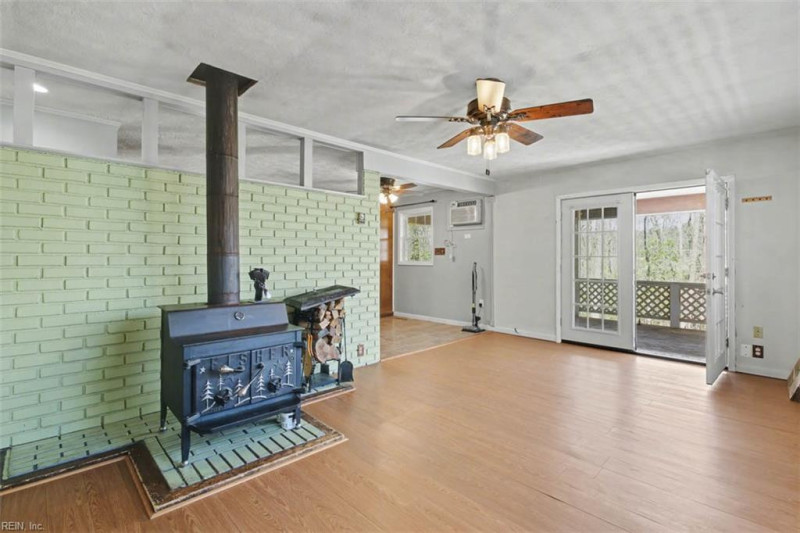 Photo 9 of 43 residential for sale in Gloucester County virginia