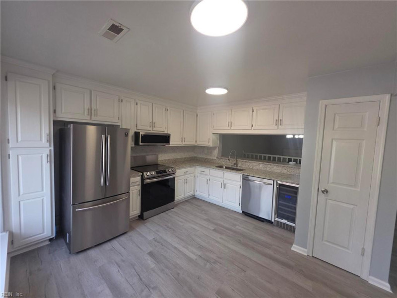 Photo 4 of 18 residential for sale in Chesapeake virginia