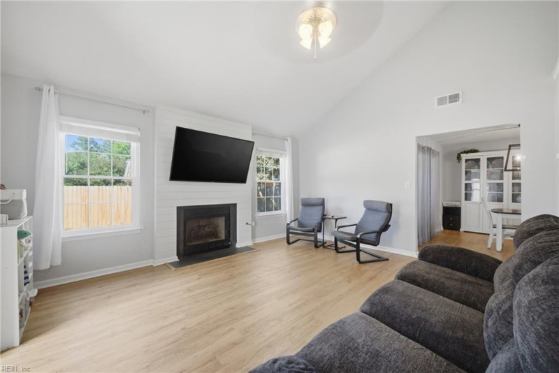 Photo 8 of 40 residential for sale in Chesapeake virginia