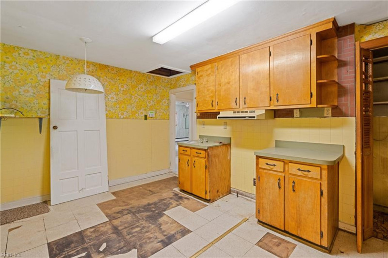 Photo 10 of 24 residential for sale in Chesapeake virginia