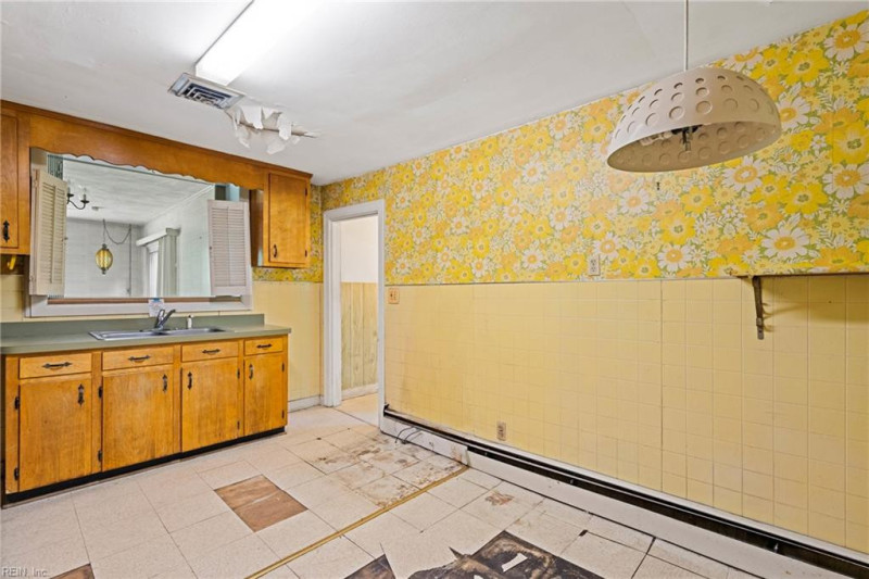 Photo 8 of 24 residential for sale in Chesapeake virginia