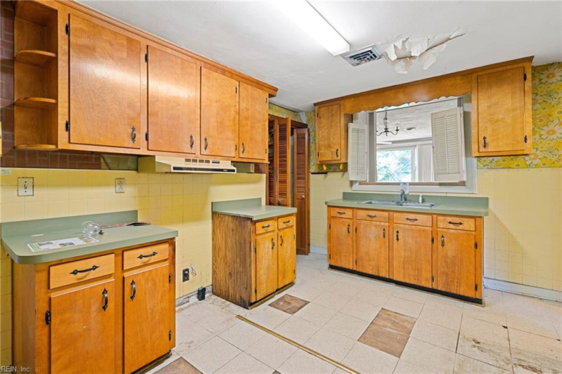 Photo 9 of 24 residential for sale in Chesapeake virginia