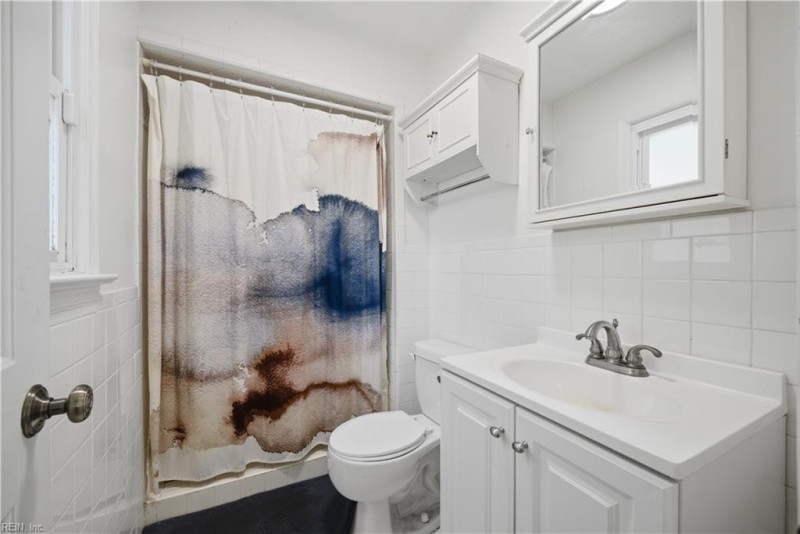 Photo 17 of 35 residential for sale in Chesapeake virginia