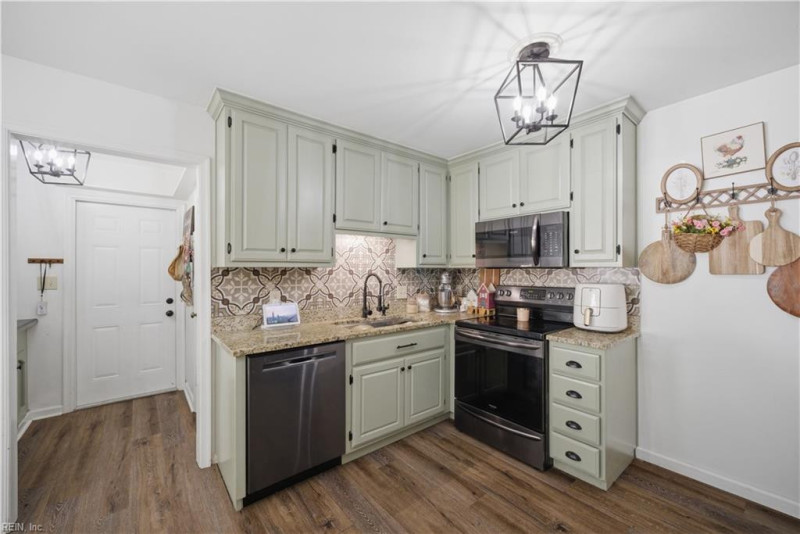 Photo 8 of 35 residential for sale in Chesapeake virginia