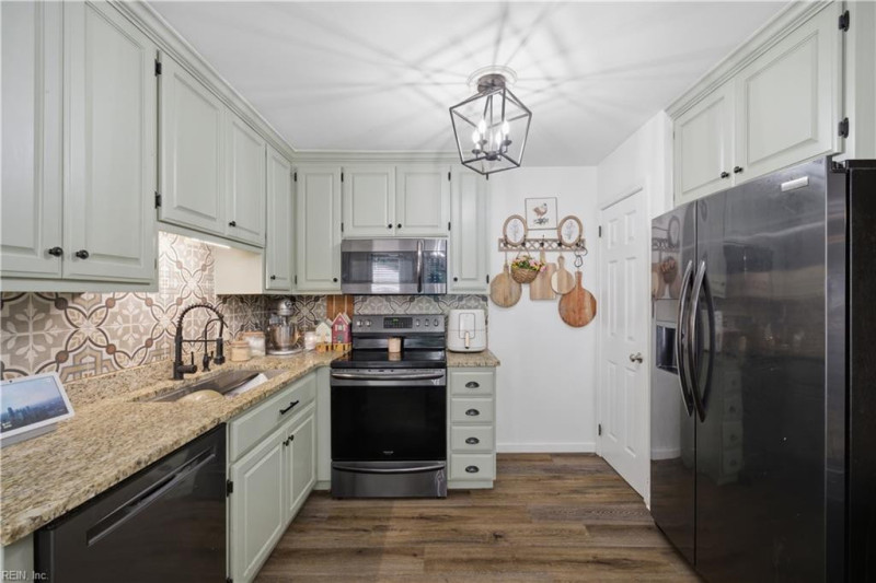 Photo 9 of 35 residential for sale in Chesapeake virginia