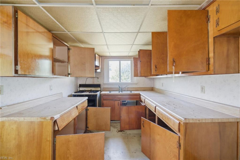 Photo 10 of 31 residential for sale in Virginia Beach virginia