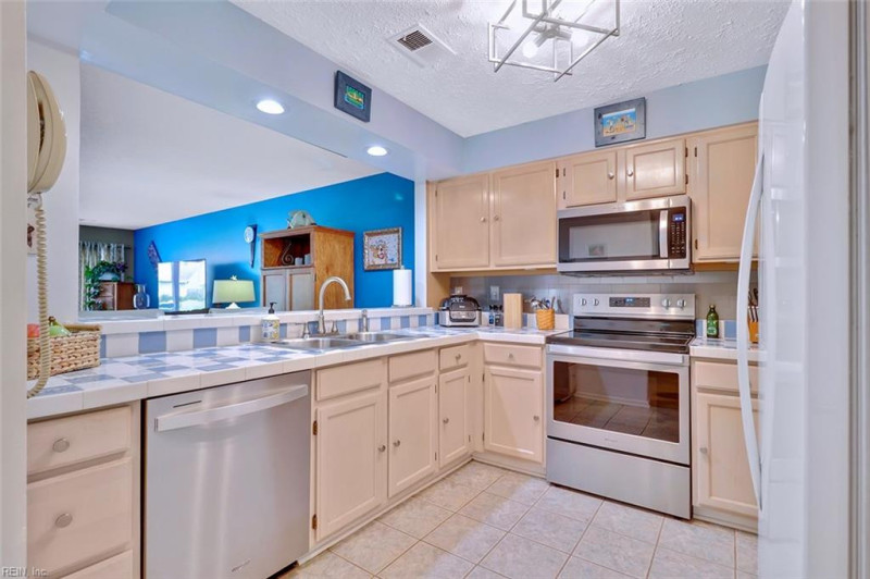 Photo 7 of 23 residential for sale in Chesapeake virginia