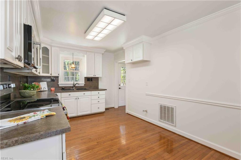 Photo 13 of 37 residential for sale in Virginia Beach virginia