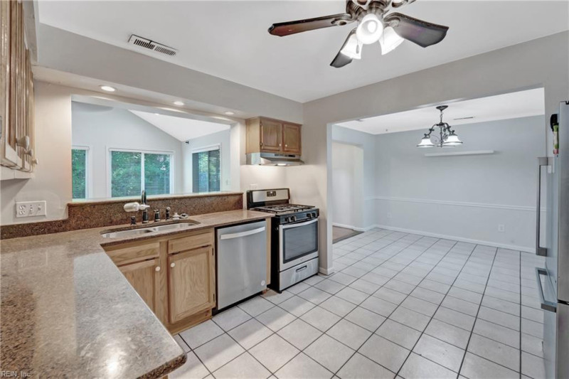 Photo 13 of 38 residential for sale in Virginia Beach virginia
