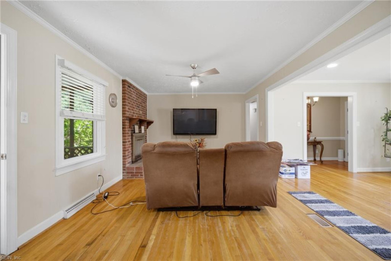 Photo 10 of 33 residential for sale in Chesapeake virginia