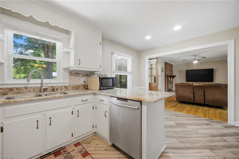 Photo 7 of 33 residential for sale in Chesapeake virginia