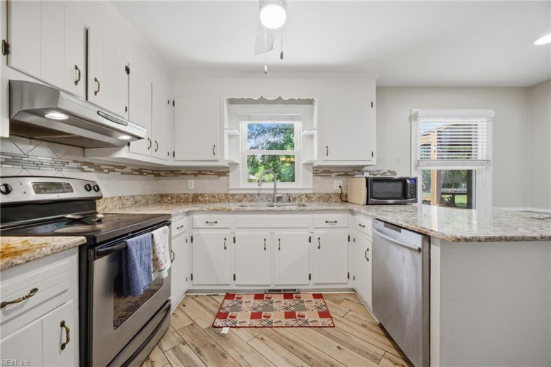 Photo 8 of 33 residential for sale in Chesapeake virginia